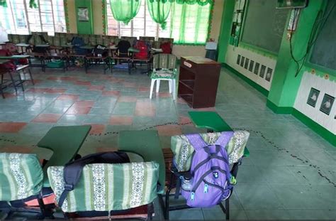 Grade 7 student na binaril sa loob ng silid.